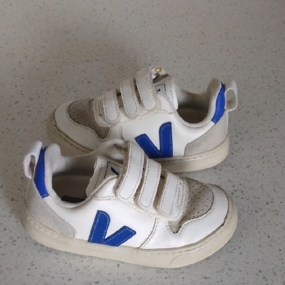 Veja Kids Sneakers in White and Blue